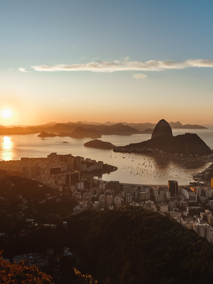 Pôr do sol sobre a Baía de Guanabara, no Rio de Janeiro, com o Pão de Açúcar em silhueta.